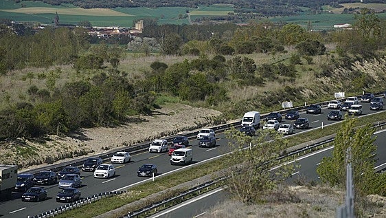 Mañana de retenciones kilómetricas en la A-8 y la N-634 sentido Cantabria durante el segundo día de 'operación salida'