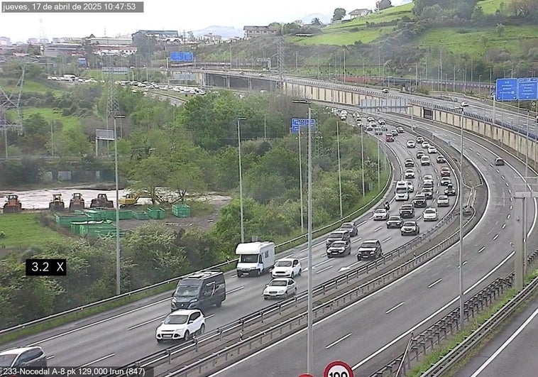 Mañana de retenciones kilómetricas en la A-8 y la N-634 sentido Cantabria durante el segundo día de 'operación salida'