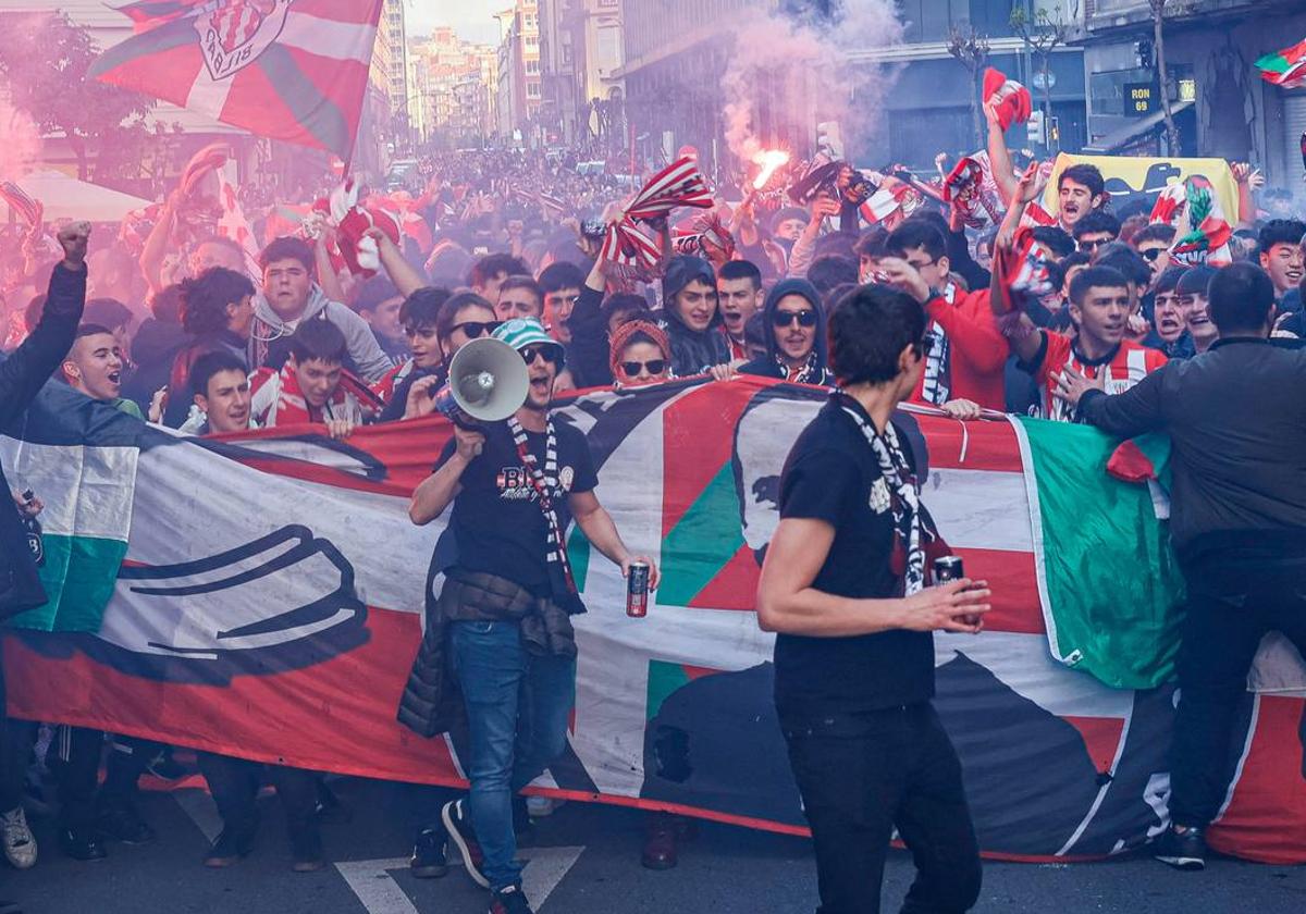Las imágenes de la espectacular kalejira de la hinchada rojiblanca ante el Rangers