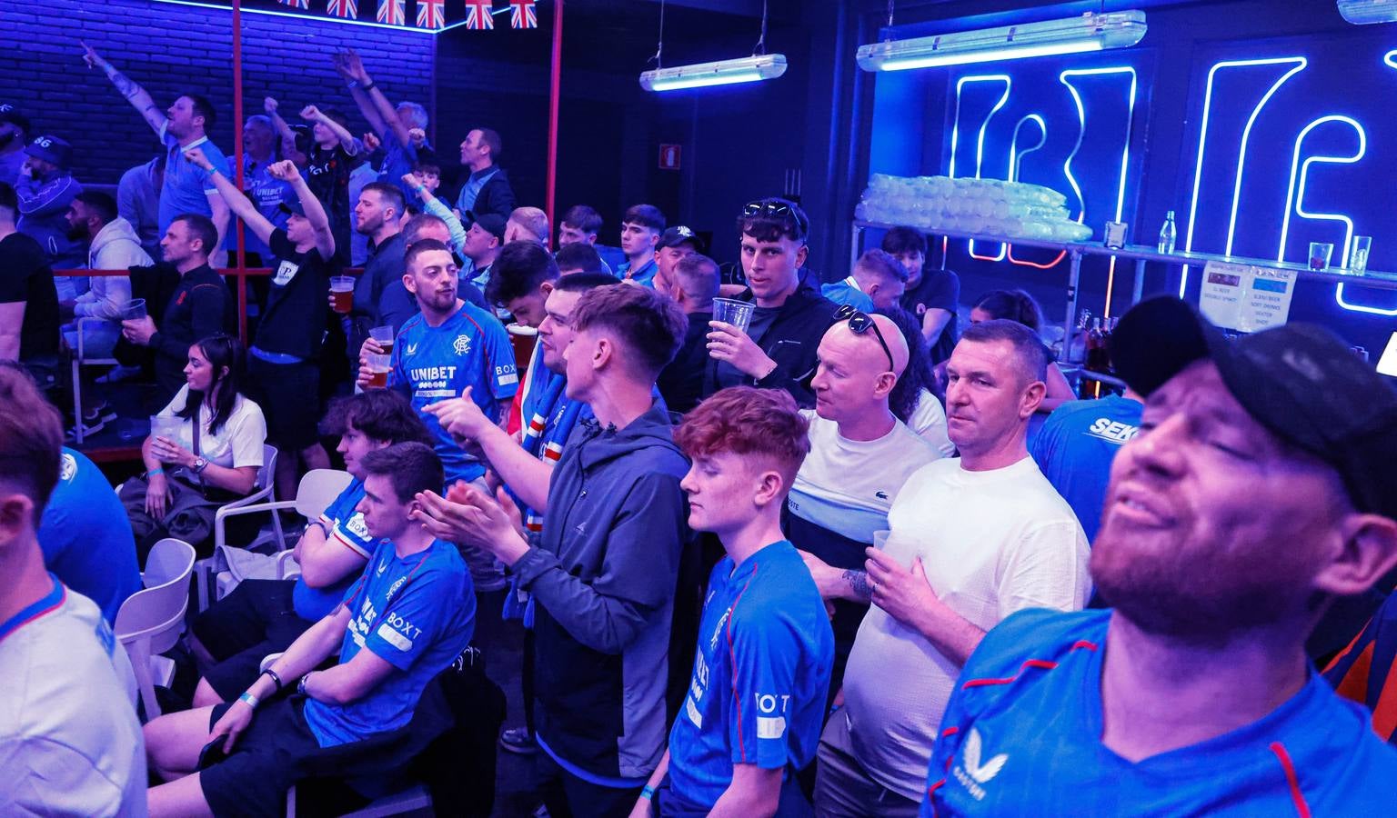 Así viven los aficionados del Rangers el partido desde la discoteca Sonora