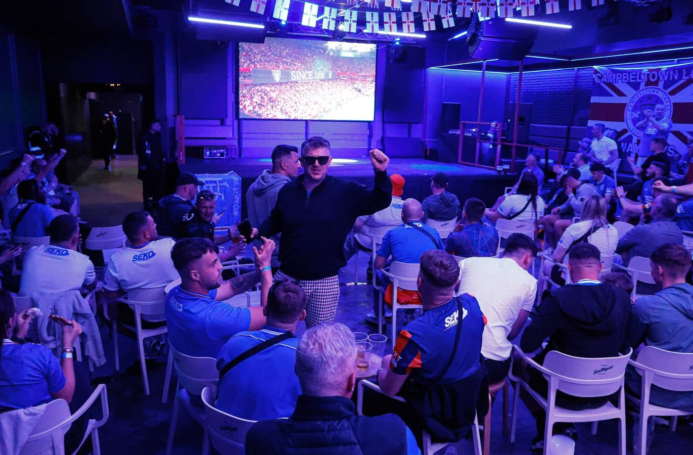 Así viven los aficionados del Rangers el partido desde la discoteca Sonora