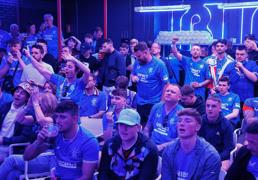 Así viven los aficionados del Rangers el partido desde la discoteca Sonora