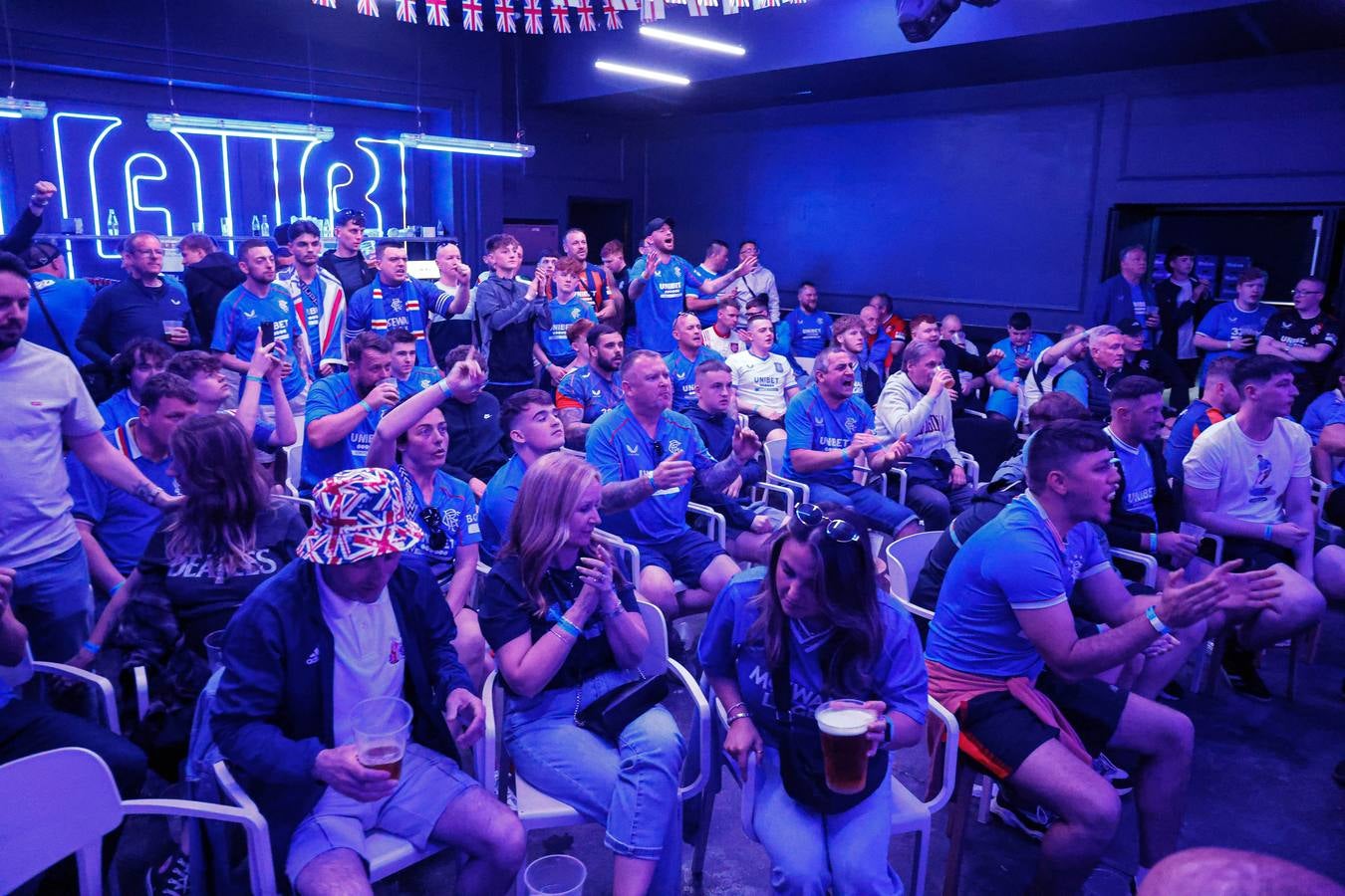 Así viven los aficionados del Rangers el partido desde la discoteca Sonora
