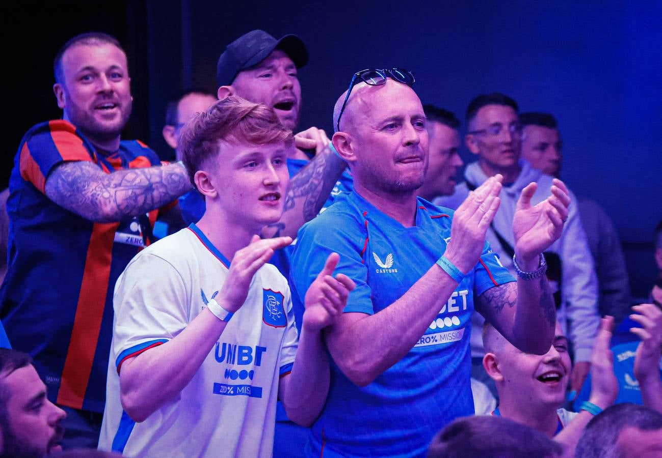 Así viven los aficionados del Rangers el partido desde la discoteca Sonora