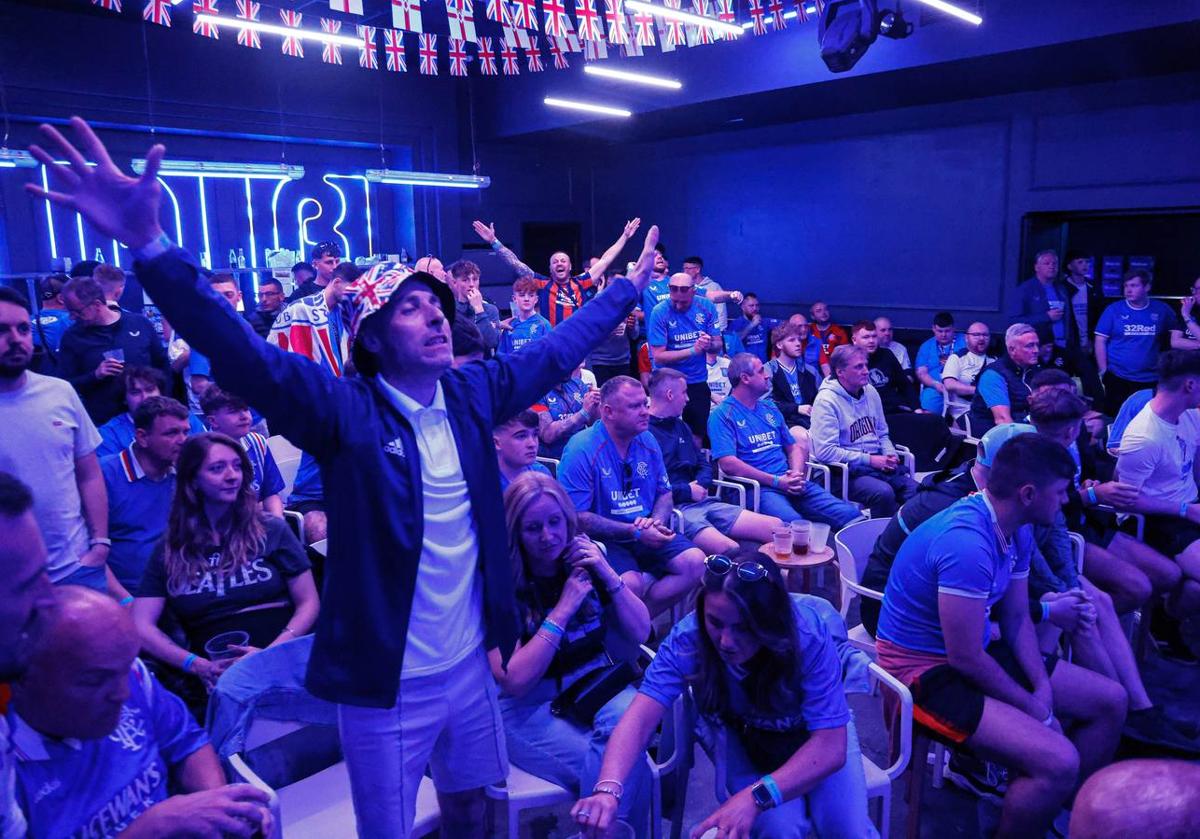 Así viven los aficionados del Rangers el partido desde la discoteca Sonora