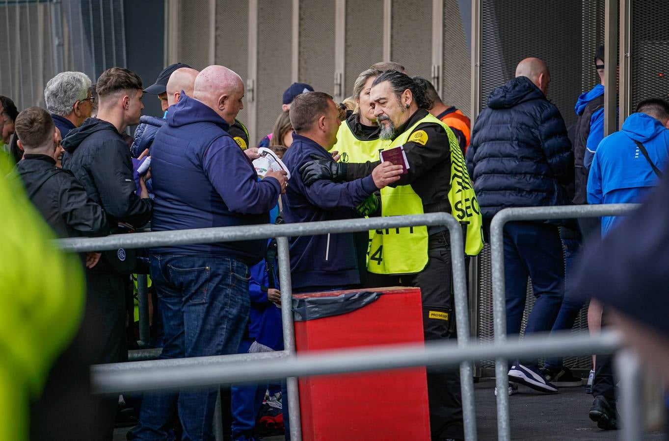 Así ha sido el acceso a San Mamés de los hinchas del Rangers con el nuevo vallado