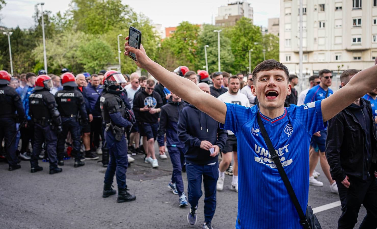 Así ha sido el acceso a San Mamés de los hinchas del Rangers con el nuevo vallado