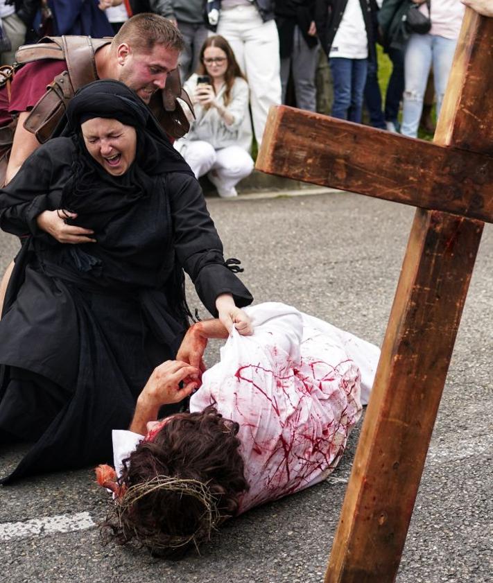 Imagen secundaria 2 - Susto histórico en Arkotxa: se cae el Cristo de la cruz por primera vez en 57 años