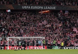 Los jugadores del Athletic celebran con un fondo Norte abarrotado la eliminación del Rangers.