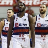 Nnoko luce en el pecho de la camiseta el patrocinio de Bitci.