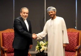 El ministro de Asuntos Exteriores iraní, Abbas Araghchi (izquierda) se reúne con el ministro de Asuntos Exteriores de Omán, Sayyid Badr Al Busaidi.