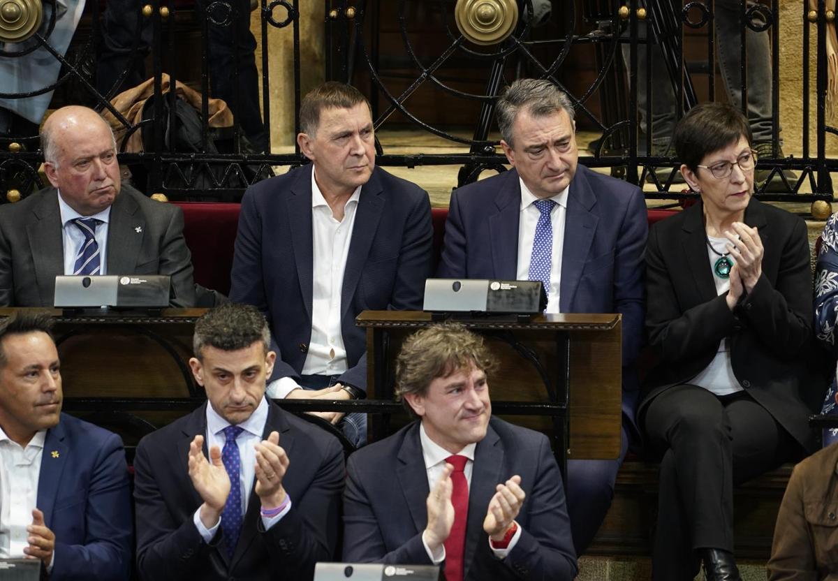 Aitor Esteban y Eneko Andueza, en los actos por el 45 aniversario del primer pleno del Parlamento.