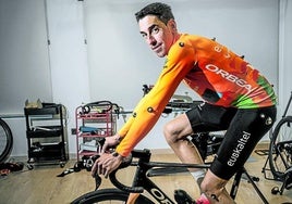 Víctor de la Parte se entrena con el maillot del Euskaltel, su último equipo.