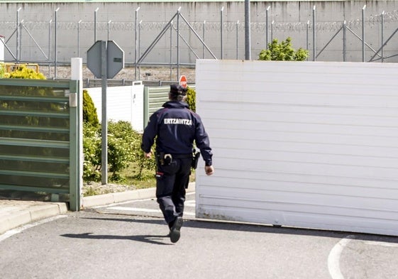 Un ertzaina accede al interior del centro penitenciario de Álava.