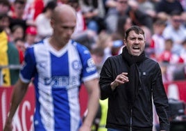 Coudet da instrucciones durante un partido del Alavés.