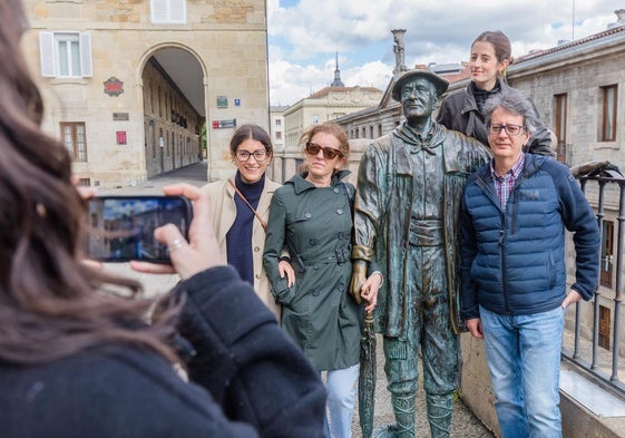 Conchi y Paco junto a sus hijas sacándose una foto con Celedón después de haber disfrutado de un goxua.