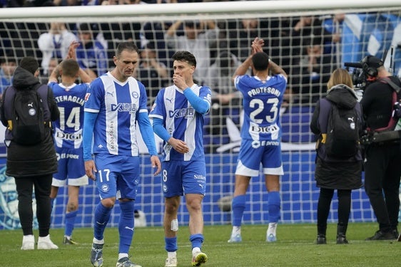 Kike García y Blanco charlan tras el Alavés-Real Madrid.
