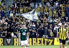 La afición del Barakaldo, durante el partido.