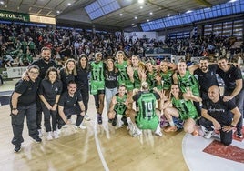 La plantilla del Araski celebra la salvación tras el partido.