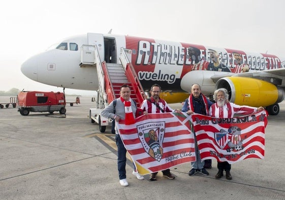 Varios aficionados aguardan su momento para abordar el avión de Vueling que lleva los colores del Athletic.