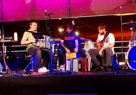 Plaza, Calvo y López comenzando el tema a trío 'Ttantta'.
