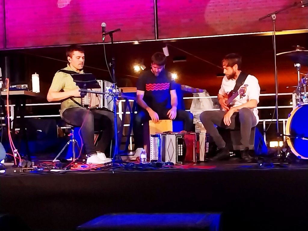 Plaza, Calvo y López comenzando el tema a trío 'Ttantta'.