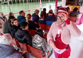 La actriz Aroa Blanco interpreta a Maitane en el montaje 'Bilbao Basque Fest Awards 2025' a bordo de una embarcación en la Ría.