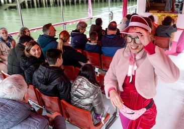 La actriz Aroa Blanco interpreta a Maitane en el montaje 'Bilbao Basque Fest Awards 2025' a bordo de una embarcación en la Ría.