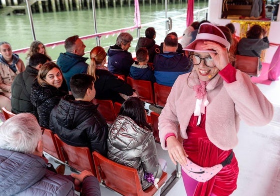 La actriz Aroa Blanco interpreta a Maitane en el montaje 'Bilbao Basque Fest Awards 2025' a bordo de una embarcación en la Ría.