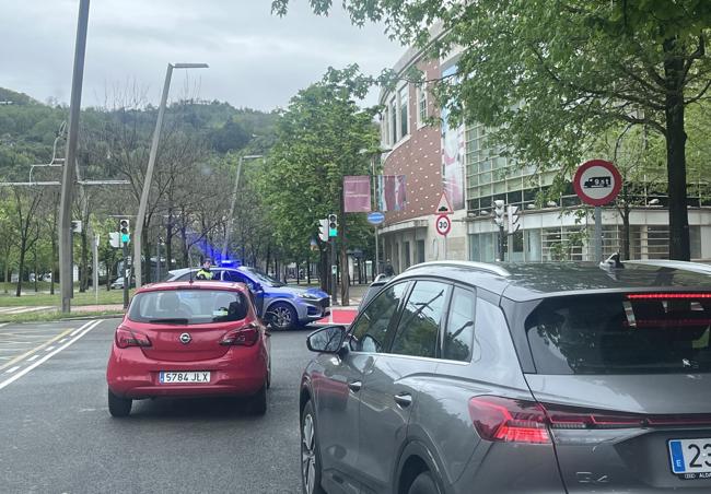 La Avenida Abandoibarra ha sido cortada al tráfico.