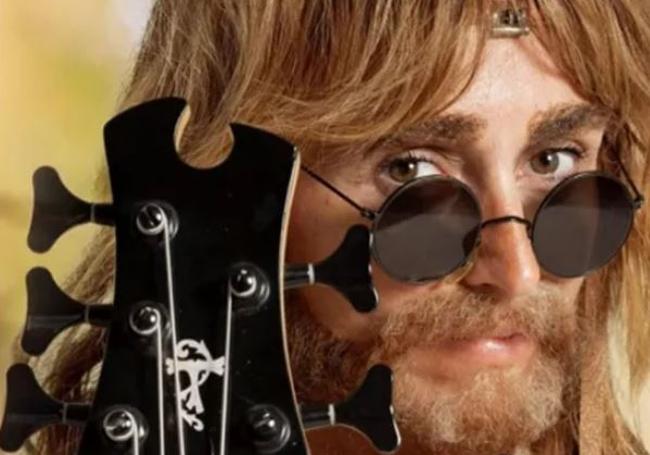 Emma García, disfrazada de hippie.