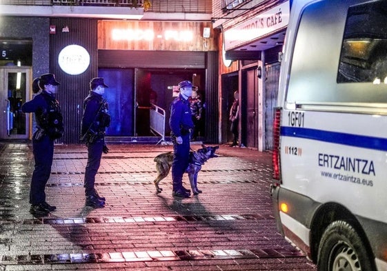 Un operativo nocturno anterior de la Ertzaintza en Vitoria.