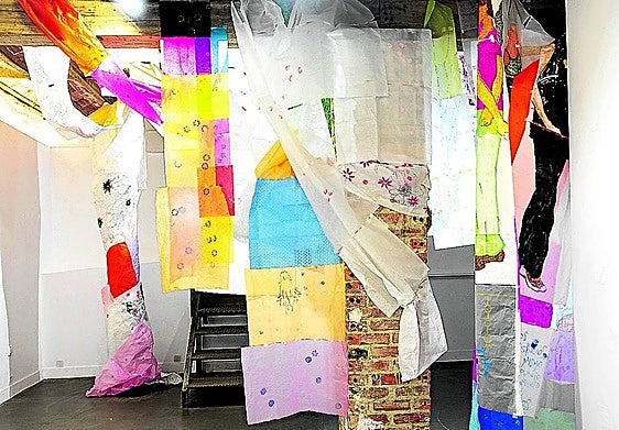 Su enredadera se compone de guirnaldas hechas con papel de seda.