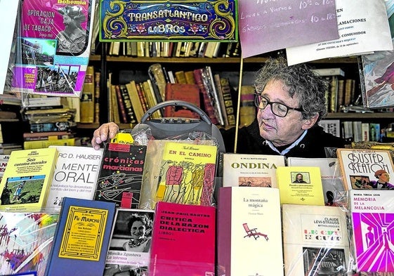 El psicólogo bonaerense Jorge Tkatch aprovecha hasta el último rincón de su caseta.