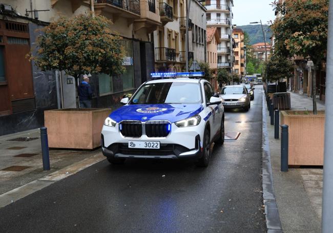 Una patrulla de la Ertzaintza circulaba esta mañana en la calle Cipriano Larrañaga de Irun, muy cercana al lugar de los hechos.