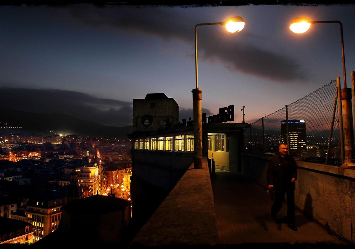 Imagen principal - La pasarela en 2012, poco antes del cierre. Con el anuncio de la empresa de ascensores en lo alto, en una foto antigua desde San Nicolás. Retrato de Rafael Fontán.