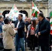 El lehendakari Imanol Pradales y Aitor Esteban, en su primer Aberri desde que asumió el mando del Euzkadi buru batzar, saludan a los congregados en la Plaza Nueva de Bilbao.