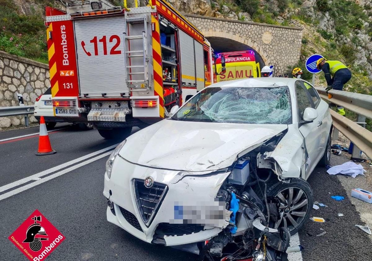 Los bomberos, en el lugar del accidente.