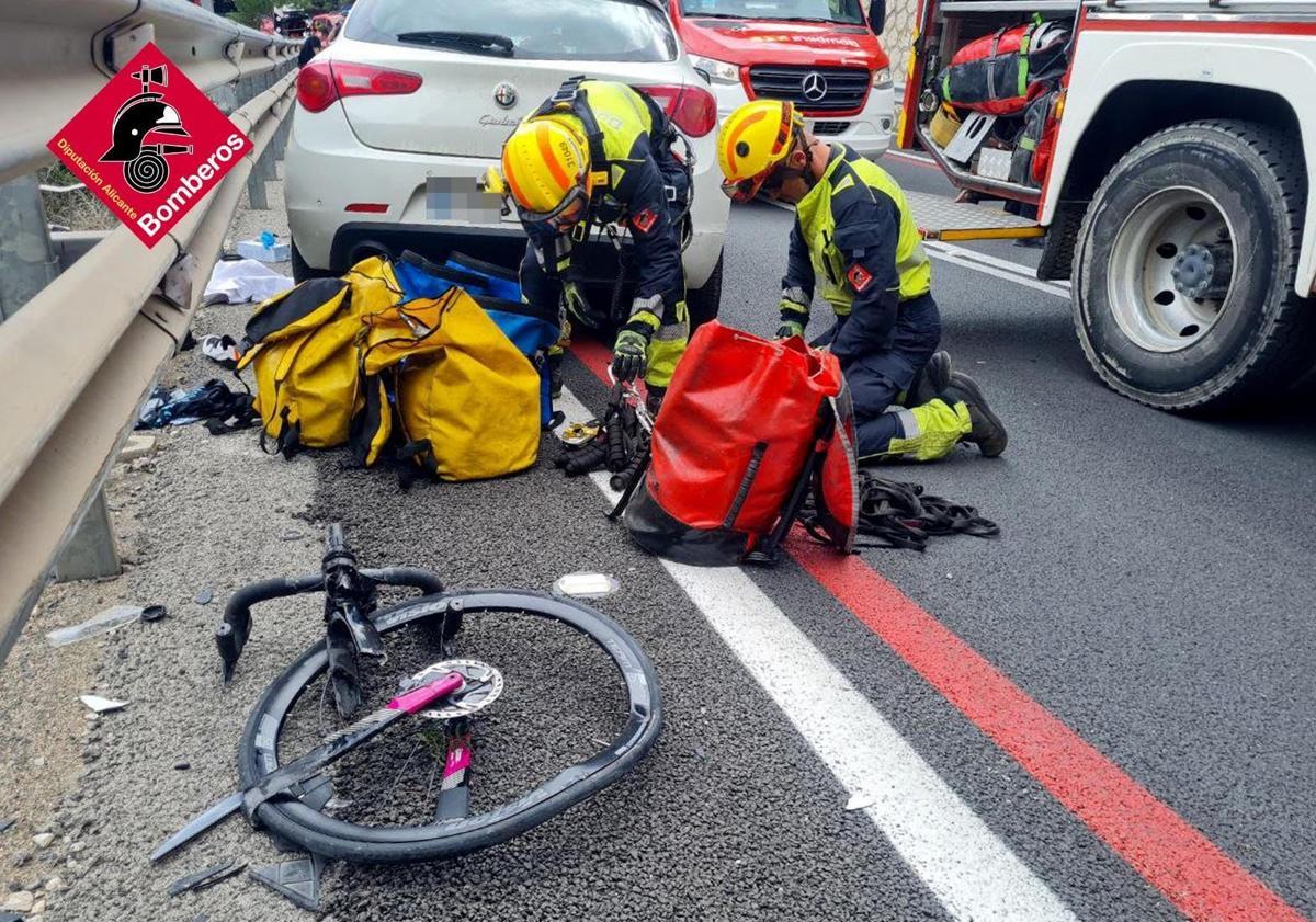 Imagen principal - El padre y el hijo arrollados por un coche cuando iban en bicicleta en Calpe son vascos