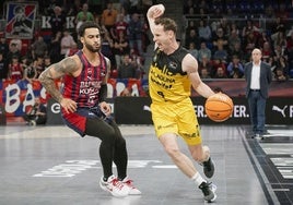Marcelinho Huertas es defendido por Markus Howard en una jugada del partido.