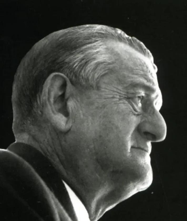 Imagen secundaria 2 - La pasarela en 2012, poco antes del cierre. Con el anuncio de la empresa de ascensores en lo alto, en una foto antigua desde San Nicolás. Retrato de Rafael Fontán.