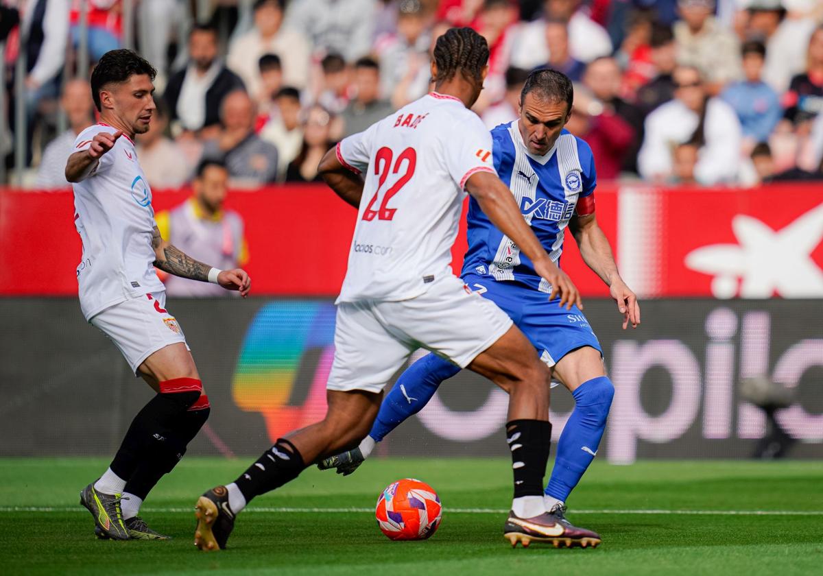 Kike busca el disparo ante Badé.