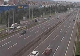 Un motorista y su acompañante resultan heridos al salirse de la calzada en la A-8 en Barakaldo