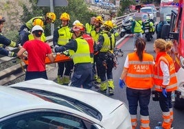 Bomberos trabajan en el lugar del fatal accidente.