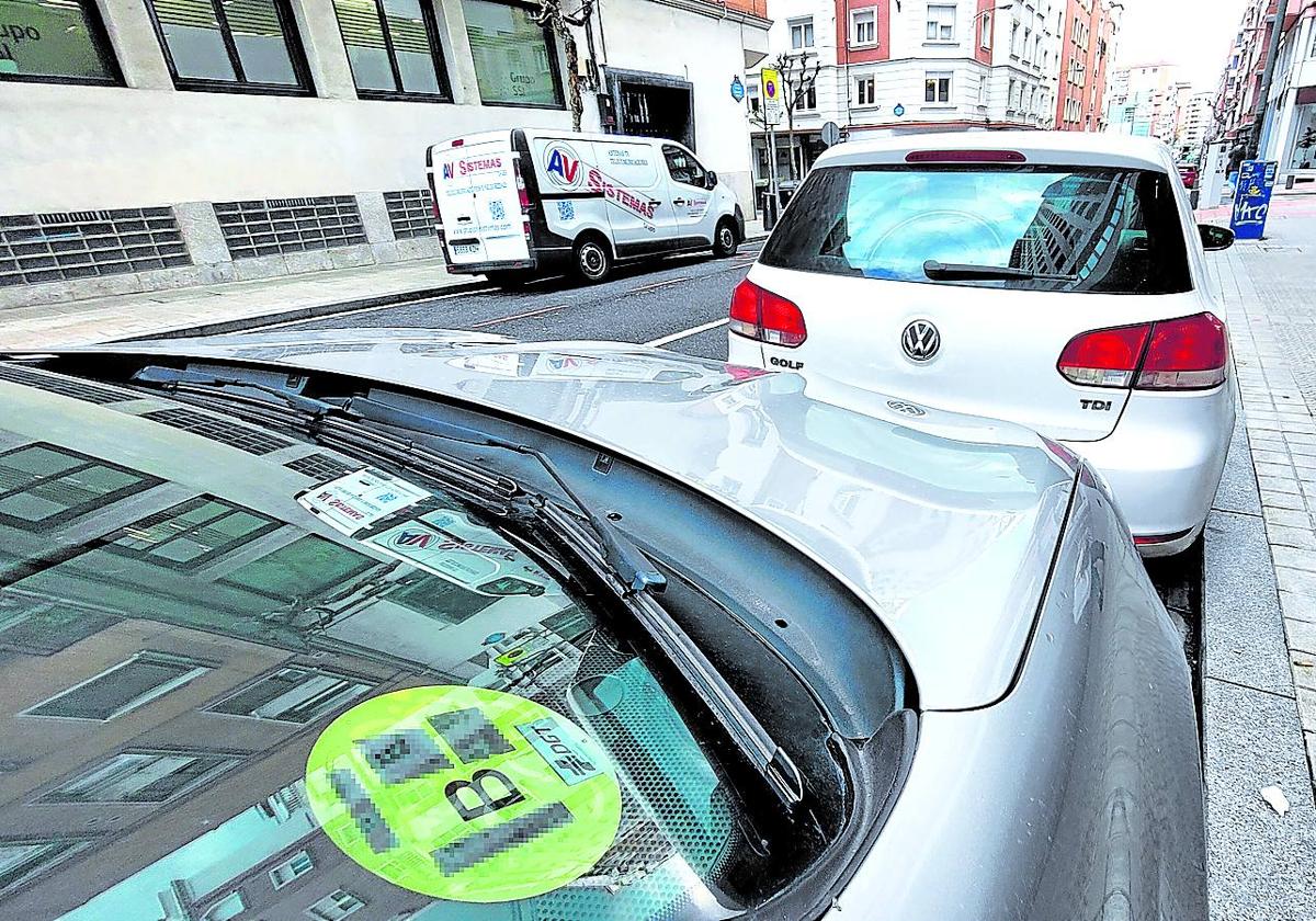 Un vehículo con distintivo ambiental 'B', aparcado en el centro de Bilbao.
