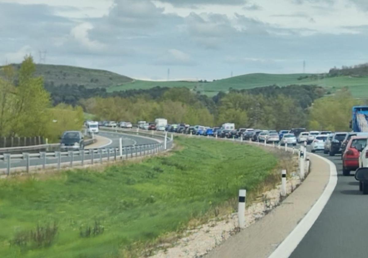 Retenciones en la AP-1 en el tramo burgalés entre Quintanapalla y Prádanos por un accidente