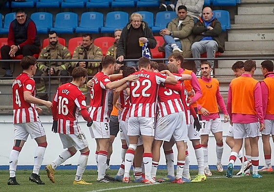El Bilbao Athletic celebra en piña uno de los goles que le marcó el Ourense este domingo.