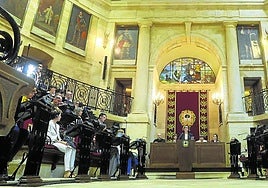 El Parlamento vizcaíno se reúne en la Casa de Juntas de Gernika dos veces al mes.