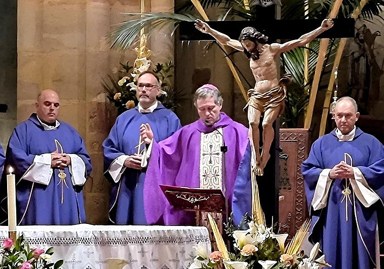 El obispo Segura oficia la misa en recuerdo al Papa Francisco.