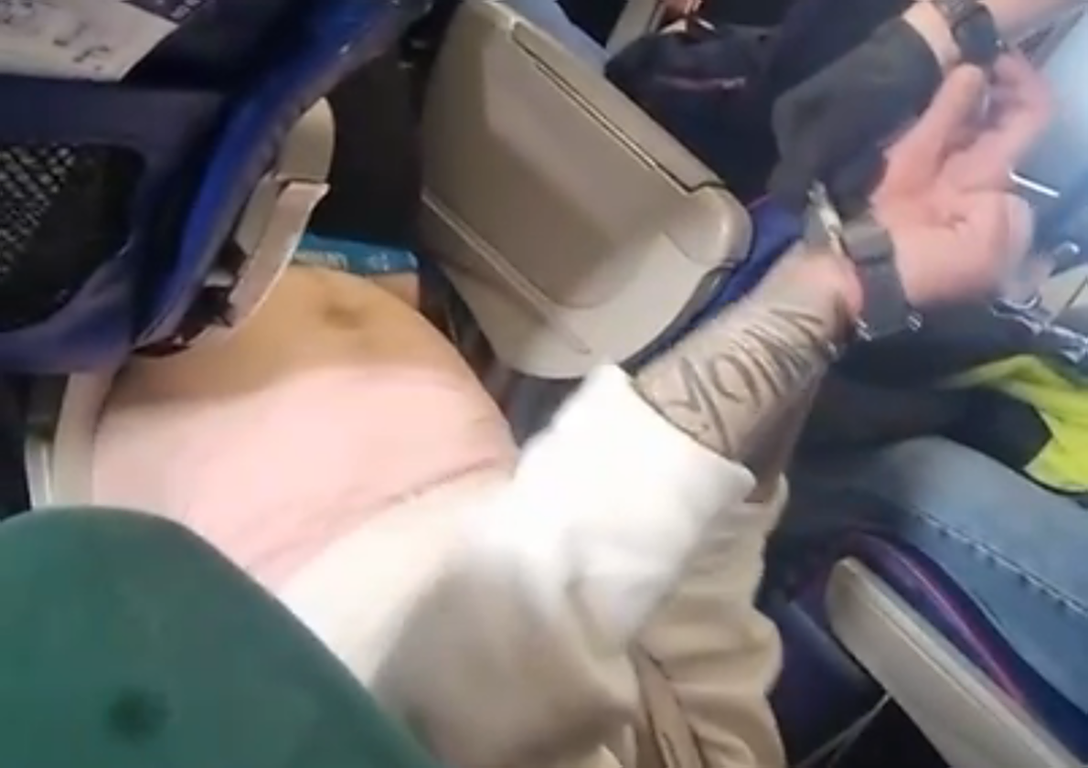 Testigos del vuelo Varsovia-Bilbao desviado por la actitud violenta de un pasajero: «Iba bebiendo una botella de ron y ha empezado a molestarnos»